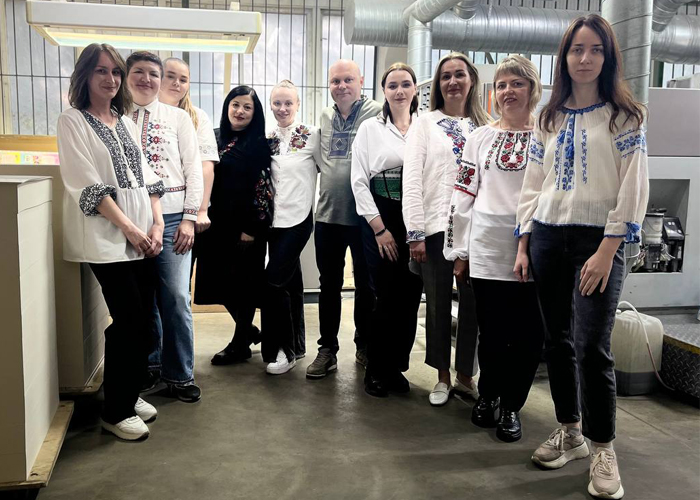 Команда ТМ "Апельсин" вітає з Днем вишиванки